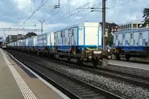 CIRKUS KNIE TOURNEE 2019.
Vom 1. bis 4. August 2019 gastierte der Cirkus Knie in Solothurn. Die interessanten und fotogenen Züge kommen, gehen und verschieben sich während der Nacht, was das Fotografieren bei besonders schlechten Lichtverhältnissen stark erschwert. Sämtliche Momentaufnahmen sind aus freier Hand erstanden.
Nach seiner Ankunft am frühen Morgen in Solothurn blockierte der erste Kniezug während mehreren Stunden das Gleis 1. Dadurch verkehrte der ICN5 nach Zürich HB ebenfalls ab dem Perron 2.
Foto: Walter Ruetsch