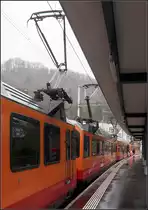 Seitlich versetzt -

... die Stromabnehmer auf den Fahrzeugen der Uetlibergbahn aufgrund der zur Sihltalbahn unterschiedlichen Stromsystemes. 

Station Zürich Triemli, 14.03.2019 (M)
