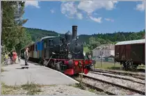 Am Bahnsteig von Hôpitaux Neufs wird die Coni'Fer (CFTPV) E 3/3 N° 5 mit einem Schlauch mit Wasser versorgt, was natürlich eine gewisse Zeit dauert.

16. Juli 2019