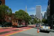 Am 22.5.2019 fuhr Cablecar Nr. 52 auf der California Line die California street hinauf in Richtung Van Ness. Kurz vor der Kreuzung mit der Powell street hat man einen guten Blick auf die Transamerica Pyramide und die Oakland Bay Bridge.