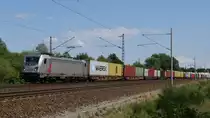 187 523 akiem mit einem Containerzug in Richtung Hamburg; bei Winsen/Luhe, 03.08.2019
