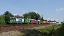 Vectron 193 223 von EUROPEAN LOCOMOTIVE LEASING / WIENER LOKALBAHNEN CARGO mit einem Containerzug in Richtung Hamburg; bei Winsen/Luhe, 03.08.2019
