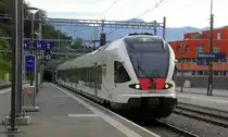 524 201 als S20 fährt in den Bahnhof von Bellinzona(CH) ein. 
Aufgenommen vom Bahnsteig 3 in Bellinzona(CH). 
Am Abend vom 28.7.2019.