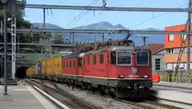 420 339-4 und 11672 beide von SBB kommen aus dem Tunnel mit einem langen Containerzug aus Italien nach Deutschland und fuhren durch den Bahnhof von Bellinzona(CH) in Richtung  Gotthardtunnel/Deutschland.
Aufgenommen vom Bahnsteig 3 in Bellinzona(CH).
Bei Sommerwetter am Vormittag vom 29.7.2019.