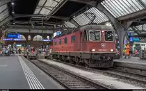 Am 27. Juli 2019 kam es zu einem aussergewöhnlichen Einsatz einer Re 6/6 als Vorspannlok vor einem internationalen Schnellzug. Aufgrund eines Defekts an der Zuglok Re 4/4 II in Buchs wurde dem EC 164  Transalpin  die dort übers Wochenende abgestellte Re 6/6 11628  Konolfingen  vorgespannt. Zurück ging es dann in Doppeltraktion mit der Re 4/4 II 11152 vor dem EN 465.<br>
Ein heutzutage seltener Anblick: Re 6/6 am Prellbock im Zürcher Hauptbahnhof.