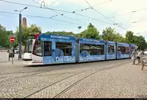 Siemens Combino Advanced, Wagen 640 mit Werbung für die Niederlassung der Richter+Frenzel GmbH + Co. KG in Erfurt, der Erfurter Verkehrsbetriebe AG (SWE EVAG) als Linie 4 von Wiesenhügel nach Bindersleben verlässt die Haltestelle Domplatz Süd.
[3.6.2019 | 17:11 Uhr]