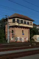 Das ehemalige Stellwerk 2 in Graz Hbf steht zwischen Graz Verschiebebahnhof und Graz Frachtenbahnhof und regelte bis in die 90er Jahre den Betrieb zwischen den beiden Bahnhofsteilen und auch die Eisenbahnkreuzung die hier über 6 Gleise führte.
Am 5.8.2019 präsentiert sich das Stellwerk leider voller Grafitti in der Abendsonne.
Leider soll es diesen Monat noch abgerissen werden.