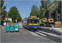 Auf dem aufwändig erneuerten Abstellgleis in St-Légier Gare steht der Tm4 der MOB und weiter hinten eine Gem 2/2; dies lässt darauf schliessen, dass noch nicht alle Erneuerungs-Arbeiten am Bahnhof und der Strecke abgeschlossen sind.
Früher führte dieses Gleis weiter nach Châtel-St-Denis.

26. Juli 2019