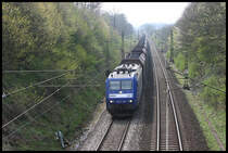RAG 221 in Form der 185CL008 erreicht hier auf der Fahrt nach Norden am 15.4.2005 mit einem Kohlezug den Ortsrand von Hasbergen.