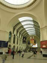 04.Mai 2009 Dresden Hauptbahnhof. Die luftige Halle macht nach der Generalsanierung einen hellen freundlichen Eindruck. Vereinbarte man mit Mitreisenden einen Treff  unter'm Strick , dann war das genau hier am Standort des Fotografen. Hintergrund dieses allseits bekannten Ausdrucks war eine ehemals von den Lüftungsklappen der Kuppel herunterhängende Kette (?), mittels derer ein  Befugter  diese bei Bedarf öffnen konnte.  