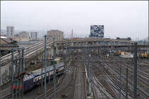 In Hochlage das Limmattal entlang -

Die Letzigrabenbrücke im Vorfeld des Züricher Hautbahnhofes mit einem geschobenen Zug.

14.03.2019 (M)