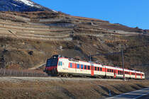 Walliser Regionalpendelzug Einheit RA 11 (Triebwagen 560 411) in den Weinbergen von Salgesch. Diese Züge fahren mit der Anschrift der Organisation RegionAlps SA, einer Partnerschaft der Schweizerischen Bundesbahnen SBB-CFF und der Transports de Martigny et Régions TMR. 14.Februar 2019  
