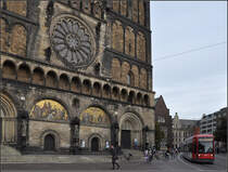 Große altes Bauwerk neben neuer kleinen Bahn -

Eine Straßenbahn vom Typ GT8N-1 neben dem St. Peter Dom in Bremen.

22.08.2012 (J)
