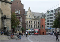 Mit der Straßenbahn durch die Altstadt.

GT8N-1 in der Straße Am Dom in Bremen neben dem Verkehrsturm.

22.08.2012 (M)

