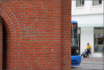 Was Blaues lugt um den Bremer Verkehrsturm -

Eine GT8N-Straßenbahn auf der Linie 4 nach Falkenberg im Bereich der Haltestelle Domsheide. 

Trotz der Signatur ist die Aufnahme nicht von Olli.

24.08.2012 (M)