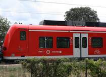 Ein kleines Detailbild hier aus Niederdollendorf auf der Rechten Rheinseite.
Mann sieht die neue Beschriftung der Verkehrsverbände an einem Moderniesierten 425.
Die 425 werden ab Fahrpalnwechsel im Dezember auf die RB 27 kommen und dort die 143 + Dosto ablösen. Auf dem RE 8 kommen 2x 5 Teiler der Alstom 1440 Grinsekatze.

Aufgenommen am 07.08.2019
Nierderdollendorf 