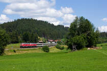 218-463-8 und 422-4 vor dem EuroCity bei Harbatshofen Richtung Röthenbach. 14.7.19