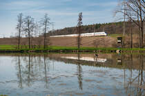 Ein unbekannter ICE 3 als ICE 622 von München Hbf nach Dortmund Hbf bei Neustadt a. Aisch, 30.03.2019