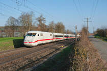 401 002  Crailsheim  mit einem unbekannten ICE bei Neustadt a. Aisch Richtung Würzburg, 30.03.2019