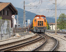 ASm am 2. August 2019. Em 3/3 326 mit der zweiten Hälfte des leeren Kesselwagenzugs bei der Einfahrt den Bahnhof Niederbipp. Hier gut zu sehen die Einmündung der Strecke aus Langenthal ins Dreischienengleis aus Oberbipp.