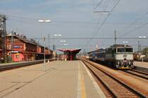 Der Bf Veselí nad Lužnicí an der KBS 220 ist auch Ausgangspunkt für KBS 226 nach České Velenice, das ist auch Zugziel für die abfahrbereite 750 022 mit Os8711 am 19.09.2018 