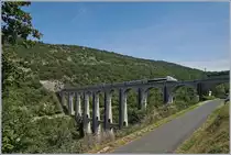 Der Cize-Bolozon Viadukt! Endlich dort angekommen zeigte sich das Fotografieren nicht von der erfreulichen Seite: Erst kam der TER (Cize-Bolozon an 11:09) gar nicht und der Lyria TGV Paris - Genève bot mit seiner eher dunklen Farbe auf dem überraschenderweise noch im Schatten stehenden Viadukt kaum einen erhofften Kontrast; immerhin und auch Grund zum Zeigen dieses Bildes: das Licht und Schattenspiel an den Viaduktbögen gefällt. 

17. Juli 2019