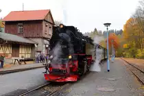 Bahnhof Alexisbad am Vormittag des 21.10.2018: Gerade ist 99 234 mit ihrem IG HSB-Sonderzug auf Gleis 2 eingelaufen. Hier muß nun wieder etwas rangiert werden, denn der hier am Vortag abgestellte gedeckte Güterwagen wird wieder in den Zugverband aufgenommen.