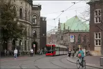 GT8N vor Bremer Rathaus -

Vom Bereich der Haltestelle Domsheide ein Blick zurück zum Bremer Rathaus. Der markante Börsenhof auf der linken Bildseite.

24.08.2012 (M)