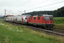 Viele Züge der Schweiz wurden von Bahnfreunden auf einen bestimmten Namen getauft. Dazu gehört auch der an Werktagen planmässig verkehrende  LEICHENZUG  der am 6. August 2019 mit der Re 420 151-3 geführt wurde. Die  Kleine BOBO , Re 4/4 II der ersten Generation von SBB Personenverkehr, wurde auf der Fahrt nach Bern bei Bettenhausen aufgenommen.
Foto: Walter Ruetsch 