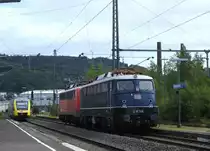 E10 348-DB MIT SCHLEPPLOK 115 114-1 UND HLB-LINT AUF DER SIEGSTRECKE
Nach der fast schon üblichen Verspätung,diesmal fast 20 Min.  aufgrund technischer 
Probleme ,konnte ich am 8.8.2019 den ankommenden LINT aus BAD BERLEBURG mit den
beiden E-Oldies in Fahrtrichtung SIEGEN im Haltepunkt NIEDERSCHELDEN wenigstens
zusammen aufs Bild kriegen....