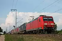 Mit einem langen KLV nach Italien fuhr am Nachmittag des 19.05.2018 die 145 070-9 bei Müllheim (Baden) über die KBS 703 durchs Rheintal in Richtung Schweiz.