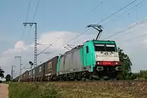 Mit einem  GTS -Containerzug (Zeebrugge - Piacenza) fuhr am Nachmittag des 19.05.2018 die ATLU/XRAIL E 186 209 nördlich von Müllheim (Baden) durchs badische Rheintal in Richtung Schweizer Grenze.
