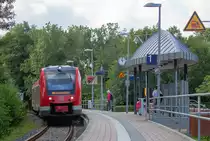 Lint 41 als RE 4 am Endhaltepunkt Ueckermünde Stadthafen mit seinem Empfangshäuschen im Bootsdesign. - 08.08.2019 - Aufgenommen ausserhalb des Bahnsteiges der Durchrutschweg ist eingezäunt.