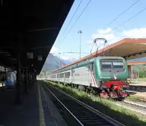 464 396 steht im Bahnhof von Domodossola(I) mit einem italienischer Regionalzug von Domodossola(I) nach Milano-Centrale(I). 
Aufgenommen von Bahnsteig in Domodossola(I).
 Bei Sommerwetter am Nachmittag vom 29.7.2019.