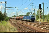 Kesselzug mit 193 845-5 (Siemens Vectron) der mgw Service GmbH & Co. KG, vermietet an die CTL Logistics GmbH, durchfährt den Bahnhof Berlin-Schönefeld Flughafen auf dem Berliner Außenring (BAR | 6126) Richtung Grünauer Kreuz.
Aufgenommen am Ende des Bahnsteigs 3/5.
[18.7.2019 | 11:06 Uhr]