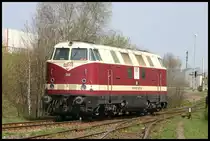 MEG 202 hat ihren Holzzug im Werk Friesau abgeliefert und kehrt hier am 23.4.2005 solo aus dem Werksgelände zurück.