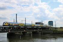 Metronom Doppelstockwagenzug am 18.07.19 auf der Eisenbahnbrücke in Hamburg in der nähe des Hauptbahnhofes 