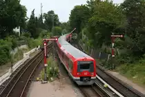 DB S-Bahn Hamburg 474 xxx Doppeltraktion verlässt Blankenese am 15.07.19 von einer Brücke aus fotografiert
