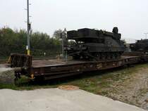 Smms 31 81 4707 007-8 wurde an der Laderampe in Ried mit Bergepanzer beladen; 181020