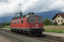 SBB CARGO. Die saubere Re 620 049-7  AARBERG  als Lokzug bei Deitingen unterwegs am 12. August 2019.
Foto: Walter Ruetsch
