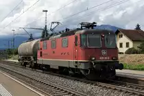 SBB CARGO. Auch nach den Sommerferien verkehrt am Nachmittag der übermotorisierte Güterzug bei Deitingen nur mit einem Wagen. Geführt wurde er am 12. August 2019 mit der Re 420 337-8.
Foto: Walter Ruetsch