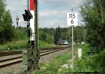 Manchmal ist es garnicht so schlecht, mal hinterher zuschauen,wenn der Triebwagenzug sich in die Kurve nach Northeim legt,so erwischte ich nebenbei ein Exemplar der schon  verstorbenen  geglaubten Gattung der Abdrücksignale, die früher für einen regen Ablaufbetrieb standen. 
Hier in Herzberg wurden früher die grenzüberschreitenden Güterzüge zolltechnisch behandelt, und eigene Güterzüge auseinander-oder zusammen  gehobelt , trafen doch Züge der Relationen Northeim-Nordhausen,Seesen-Herzberg(bis 1945 auch Bleicherode-Herzberg) und die  Siebertalbahn , eine unvollendete Bahnlinie, die mal nach St.Andreasberg führen sollte, aber wenige Kilometer hinter Herzberg in der gleichnamigen Papierfabrik endete, zusammen. 