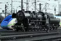 Vertreter des deutschen Bahnverkehres gestern und heute - während die Dampflokomotive 52 9195-1 rangiert verlässt der  grüne  ICE 4 den Nürnberger Hauptbahnhof. (Juni 2019)