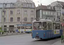 München MVV Tramlinie 19 (p3.17 3031 + P3-16 20xx) Pasing, Marienplatz im Juli 1992. - Einige werden vielleicht diese Aufnahme für misslungen halten. Ich habe aber das Bild hochgeladen, um die nicht ganz übliche Lage der Wendeschleife am Pasinger Marienplatz, der selber Raum für die Schleife gibt, zu veranschaulichen. - Auf dem Platz wurde 1880 die Säule mit der Marienfigur (links) aufgestellt. Wegen des Verkehrs wurde das Monument 1908 abgebaut und erst 1980 wieder aufgestellt. - Scan eines Farbnegativs. Film: Kodak Gold 200-3. Kamera: Minolta XG-1.