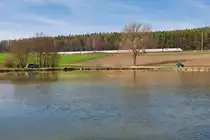 Eine Doppeleinheit der Baureihe 402 als ICE 587 aus Hamburg-Altona nach München Hbf bei Neustadt a. Aisch, 30.03.2019