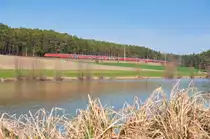 Eine unbekannte 185 von DB Cargo mit einem Autotransportzug bei Neustadt a. Aisch Richtung Würzburg, 30.03.2019