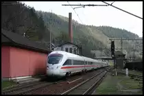 Ein ICE T erreicht hier auf der Fahrt Richtung Saalfeld am 23.04.2005 den ehemaligen Grenzbahnhof Probstzella.