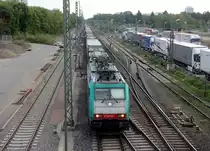 186 123 von Railtraxx kommt mit einem Containerzug aus Milano-Segrate(I) nach Antwerpen-Noord(B) und fährt durch den Güterbahnhof von Freiburg im Breisgau in Richtung Norden. Aufgenommen von der Brücke an der Kaiserstuhlstraße in Freiburg im Breisgau. 
Bei Sommerwetter am Nachmittag vom 2.8.2019.