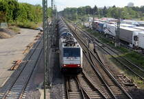 186 251-5 fährt jetzt für Crossrail kommt mit einem Kesselzug aus Süden nach Norden und fährt durch den Güterbahnhof von Freiburg im Breisgau in Richtung Norden. Aufgenommen von der Brücke an der Kaiserstuhlstraße in Freiburg im Breisgau. 
Bei Sommerwetter am Nachmittag vom 2.8.2019.