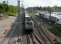 475 412-3 von BLS  kommt mit einem LKW-Zug aus Süden nach Norden  und fährt durch den Güterbahnhof von Freiburg im Breisgau in Richtung Norden. Aufgenommen von der Brücke an der Kaiserstuhlstraße in Freiburg im Breisgau. 
Bei Sommerwetter am 2.8.2019. 